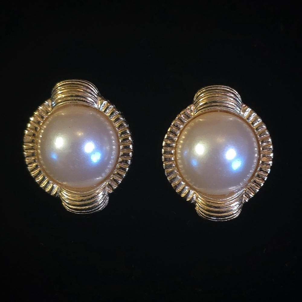 VTG Richelieu Faux Pearl Gold Tone Button Earrings